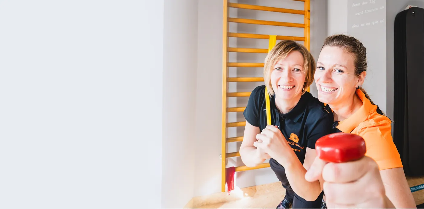 Zwei Physiotherapeutinnen der Praxis an der Sprossenwand