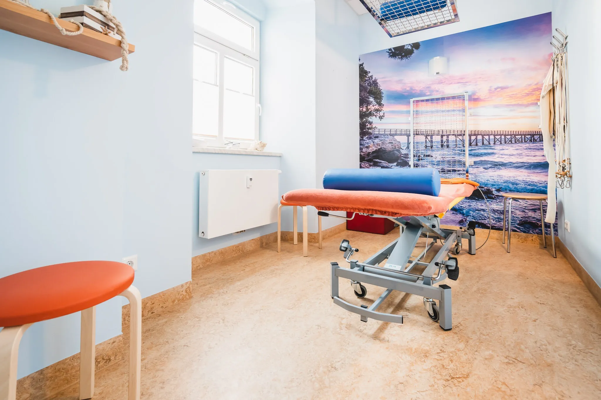 Behandlungsraum mit Therapieliege in Großenhain