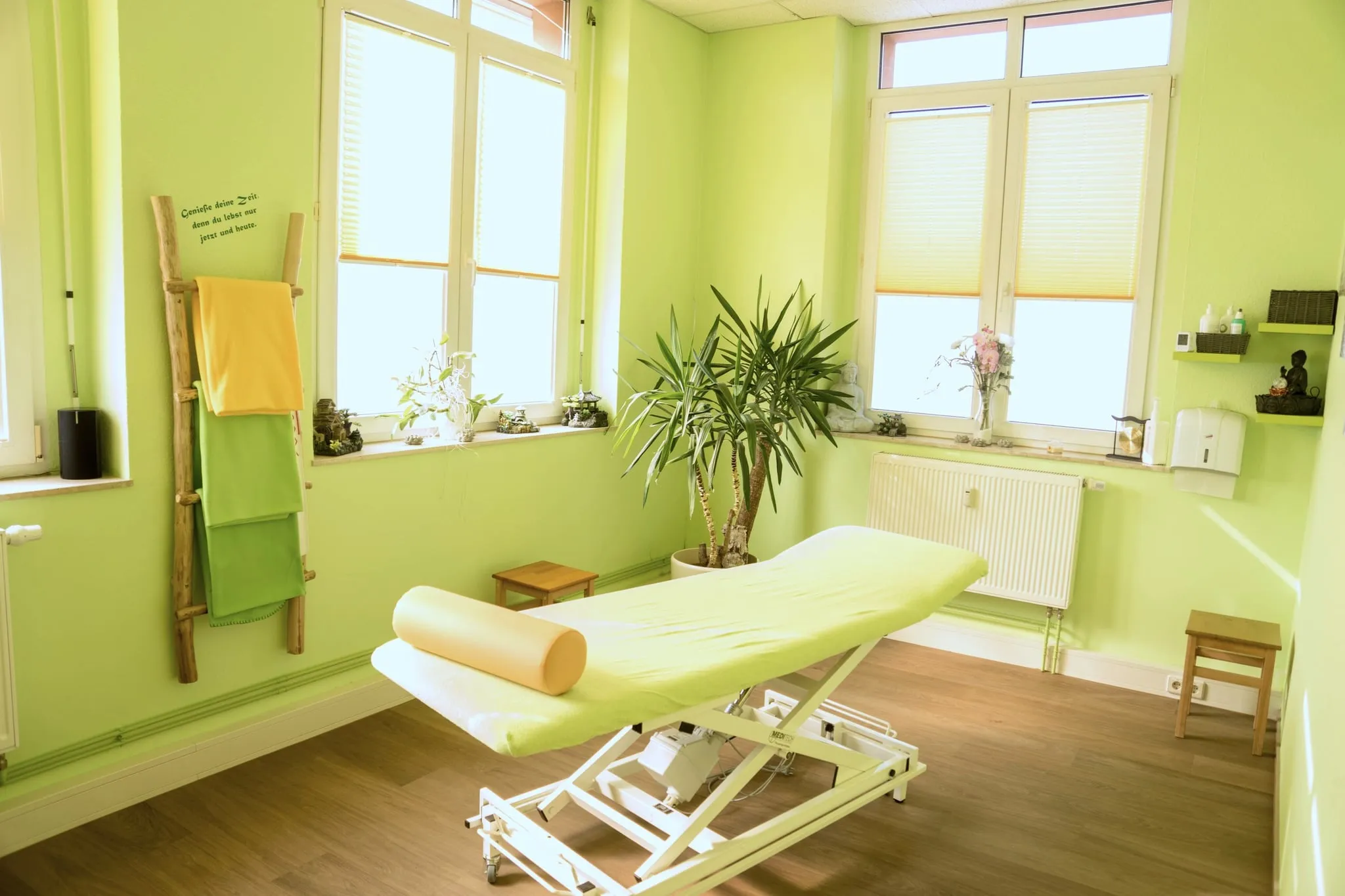 Heller Behandlungsraum mit Therapieliege in Elsterwerda